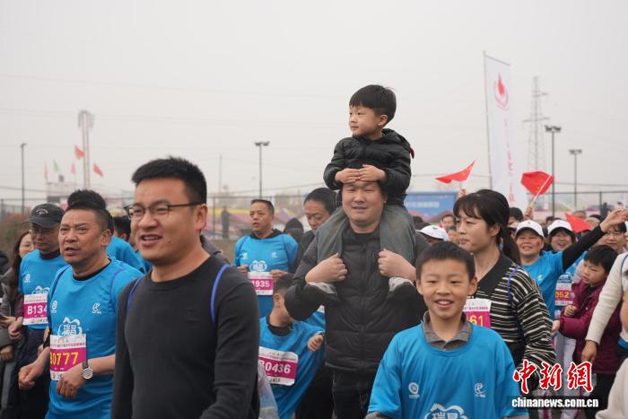 賭博：近3000名選手暢跑金色花海 江西瑞昌第六屆鄕村花海健康跑開跑